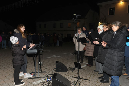 Prižig adventne svečke 02 Foto Ljubo Vukelič